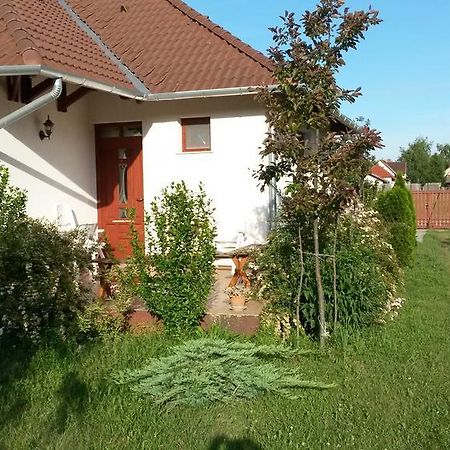 Cserkei Nyaralo Cserkeszőlő Стая снимка